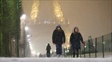 Παρίσι: Έντονες χιονοπτώσεις παρέλυσαν την κυκλοφορία