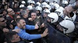 Μικροένταση έξω από τη Βουλή με βρεφονηπιαγωγούς