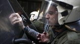 Ένταση και χημικά σε συγκέντρωση του ΠΑΜΕ έξω από συμβολαιογραφικό γραφείο