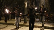 Νέες επιθέσεις με μολότοφ κατά διμοιρίας των ΜΑΤ έξω από το Πολυτεχνείο