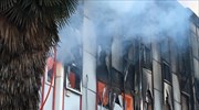 Λάρισα: Ανυπολόγιστη καταστροφή στο αρχείο της Εφορίας, υπό μερικό έλεγχο η φωτιά