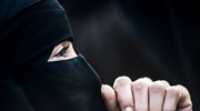 Ιράν: Ποινή φυλάκισης δύο ετών στη γυναίκα που έβγαλε δημόσια τη μαντίλα της