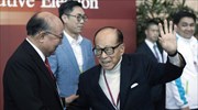 Ο πλουσιότερος άνθρωπος του Χονγκ Κονγκ παραδίδει τα ηνία στον γιο