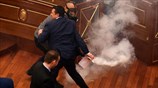 Δακρυγόνα μέσα στο Κοινοβούλιο στο Κόσοβο