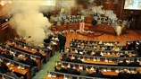 Κόσοβο: Σε πεδίο μάχης μετατράπηκε το κοινοβούλιο
