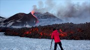 «Γλιστράει» αργά προς τη θάλασσα η Αίτνα