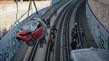 Κηφισιά: Αυτοκίνητο έπεσε από γέφυρα στις γραμμές του Ηλεκτρικού