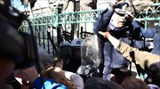 Ένταση μεταξύ μελών της ΠΟΕΔΗΝ και αστυνομίας έξω από το Μαξίμου