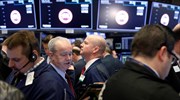 Wall Street: Προσπάθεια αντίδρασης, μετά το ξεπούλημα