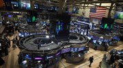 «Μαζεύει» τις βαριές απώλειες ο Dow Jones - Ήπια πτωτικά οι ευρωαγορές