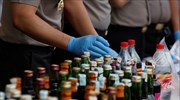 Ινδονησία: Σχεδόν 100 νεκροί από νοθευμένο αλκοόλ, χιλιάδες μπουκάλια κατέστρεψαν οι αρχές