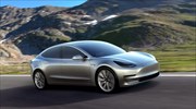 Tesla: Παγώνει για λίγες ημέρες την παραγωγή του Model 3
