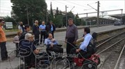 Θεσσαλονίκη: Συμβολική κατάληψη από παραπληγικούς των γραμμών του τρένου