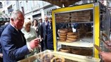 H βόλτα του πρίγκιπα Καρόλου στο κέντρο της Αθήνας