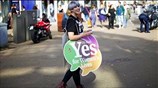 Iρλανδία: Ευρεία νίκη του «ναι» στις αμβλώσεις δείχνουν τα exit poll