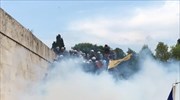 Αποδοκιμασίες κατά βουλευτών από ομάδα ατόμων έξω από τη Βουλή