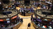 Υπό πίεση η Wall - Απώλειες 256 μονάδων για τον Dow Jones