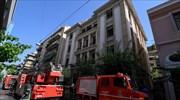 Υπό μερικό έλεγχο η φωτιά στο κτήριο της Ιουλιανού