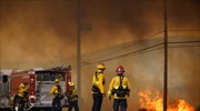 ΗΠΑ: Ένας νεκρός και δεκάδες καμμένα σπιτιά από πυρκαγιά
