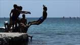 Βουτιές στις παραλίες της Αττικής