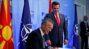 ΝΑΤΟ - ΠΓΔΜ: «Έπεσαν» οι υπογραφές για έναρξη ενταξιακών συνομιλιών