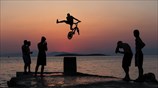 Βουτιές με ποδήλατα στο Καβούρι