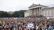 Γερμανία: Χιλιάδες διαδήλωσαν κατά της πολιτικής της Μέρκελ στο μεταναστευτικό