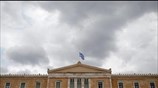 Μεσίστιες οι σημαίες σε όλα τα δημόσια κτήρια της Ελλάδας