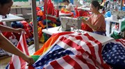 «Πλέκοντας» αμερικάνικες σημαίες