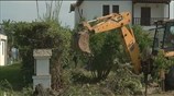 Στην κατεδάφιση περίφραξης και άνοιγμα διόδου στη θάλασσα προχώρησε ο δήμος Κασσάνδρας