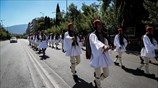 Εύζωνες κατέκλυσαν το Σύνταγμα
