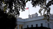 Η σημαία που κυματίζει τελικά μεσίστια στον Λευκό Οίκο και η καθυστερημένη ανακοίνωση του Τραμπ