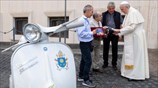 Μια Vespa για τον Πάπα