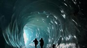 Βόλτα σε σπηλιά πάγου στη Γαλλία