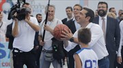 ΔΕΘ: Ο Αλ. Τσίπρας, το μπάσκετ και οι φανέλες του ΠΑΟΚ και των Μπακς