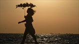 Πασαρέλα με ρούχα από ανακυκλώσιμα υλικά στην παραλία Θεσσαλονίκης