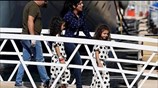 «Πάτησαν στεριά» οι μετανάστες του Aquarius