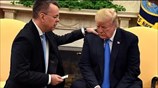 Ο πάστορας Μπράνσον προσευχήθηκε γονατιστός μπροστά στον Τραμπ