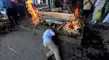 Ινδία: Δεκάδες νεκροί μετά τον εκτροχιασμό αμαξοστοιχίας