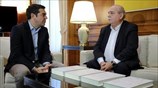 Ο Νίκος Βούτσης παρέδωσε τους τέσσερις πρώτους τόμους του «Φακέλου της Κύπρου» στον Αλέξη Τσίπρα