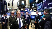 Dow Jones: Οι εμπορικές εντάσεις έφεραν «βουτιά» 250 μονάδων