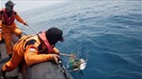 Ινδονησία: Δύτες ανέσυραν το ένα από τα μαύρα κουτιά του μοιραίου Boeing
