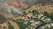 Καλιφόρνια: Εξασθενούν οι άνεμοι, μαίνεται η μάχη με τις φλόγες