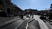 BBC: Πώς πληρώνει η γενιά της κρίσης τους λογαριασμούς της