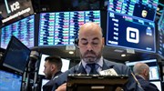 Με σωρευτικές απώλειες 2% το «αντίο» της Wall Street στην εβδομάδα