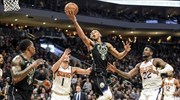 NBA: Οι Σανς άλωσαν το Μιλγουόκι