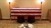 Σάλι, το σκυλί του Τζορτζ Μπους δίπλα στο φέρετρό του