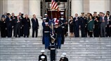 Οι Αμερικανοί αποχαιρετούν τον Μπους 