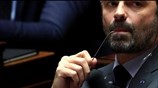 Σφοδρή κριτική στη γαλλική κυβέρνηση παρά την οπισθοχώρηση