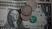 Υπό πίεση το δολάριο, «εγκλωβισμένο» το ευρώ